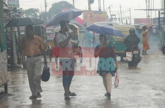 Rain disrupts festive mood in Shashthi Rain disrupts festive mood in Shashthi